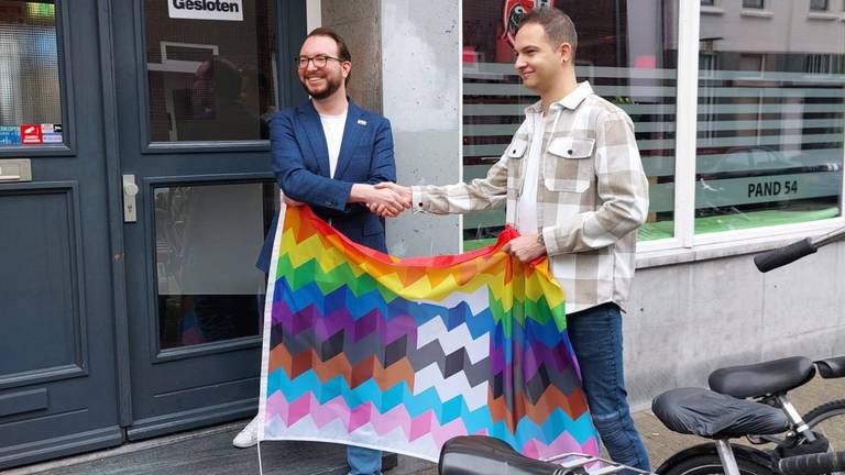 COC Eindhoven krijgt uit handen van de stichting Queer040 een nieuwe regenboogvlag (Stichting Queer 040).