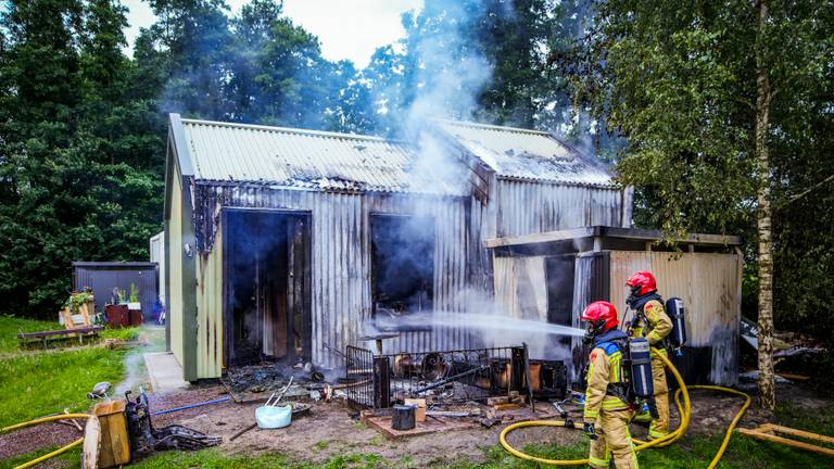 Het brandende tiny house in Eindhoven (foto: SQ Vision).