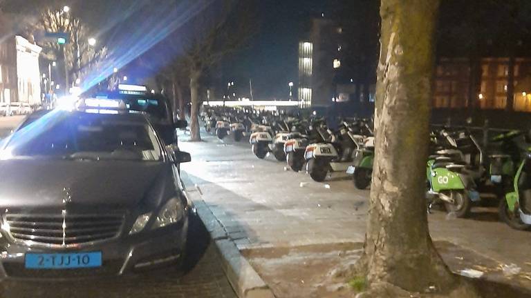 De deelscooters staan in Breda pal naast de taxistandplaats.