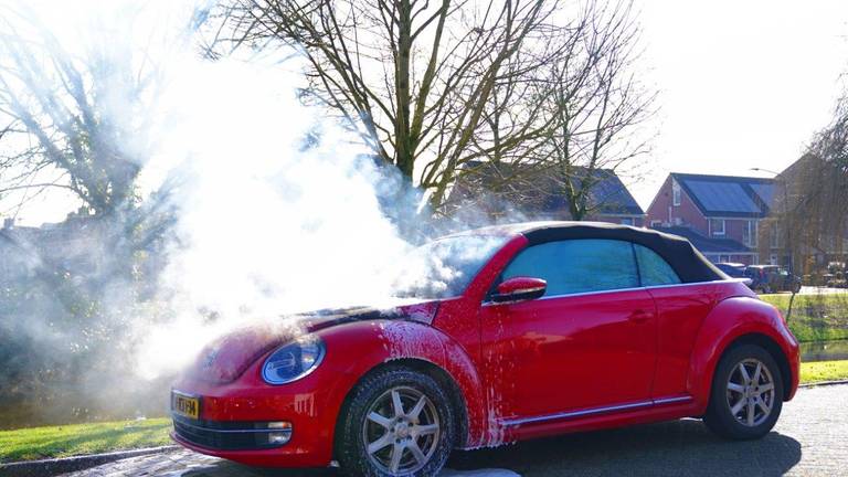 De rokende auto in Vught (foto: Bart Meesters/Meesters Multi Media/SQ Vision).