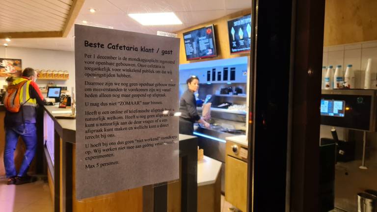 Mondkapjes zijn bij deze cafetaria niet verplicht (foto: Noël van Hooft)