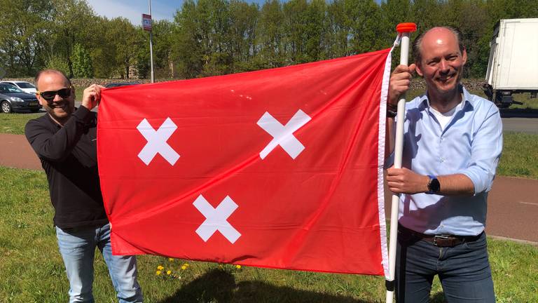 Initiatiefnemer Jean-Paul Kuijpers en wethouder Daan Quaars met de Bredase vlag.