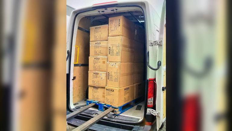 De in beslag genomen goederen zijn afgevoerd (politie Gemert-Bakel Instagram).