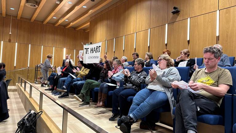 De volle publieke tribune tijdens de raadsvergadering (foto: Omroep Tilburg).