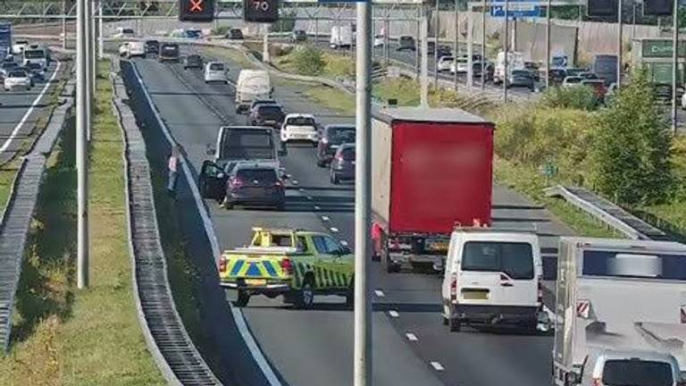 De linkerrijstrook is dicht (foto: Rijkswaterstaat).