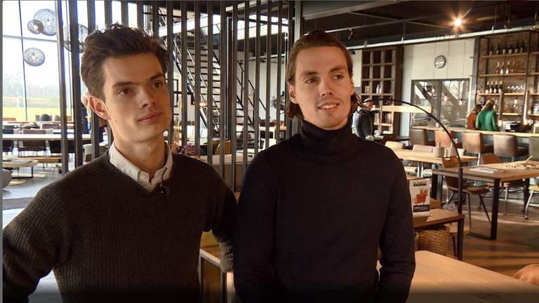 Evert (24) en Teun (31) Antonissen begonnen in 2015 met het maken van tafels (foto archief Teun Antonissen)