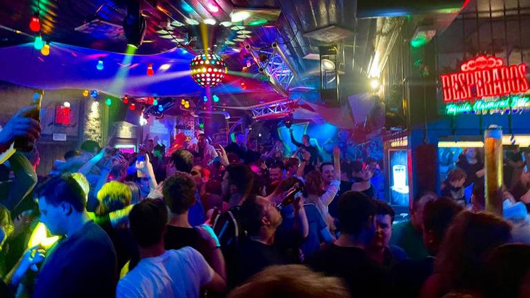 Het was zaterdag 'gezellig' druk in de discotheek in Baarle-Hertog. (foto: Paulien Bolhaar).