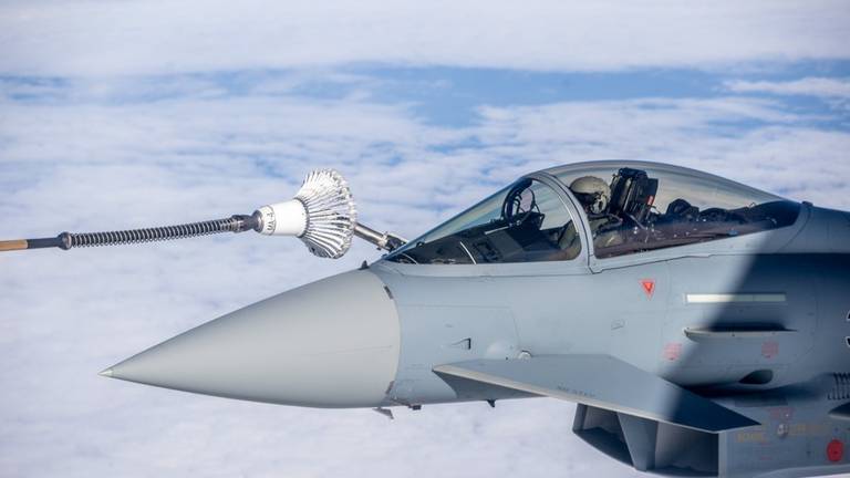 Een Duitse Eurofighter wordt bijgetankt boven de Waddenzee. (foto: Koninklijke Luchtmacht)