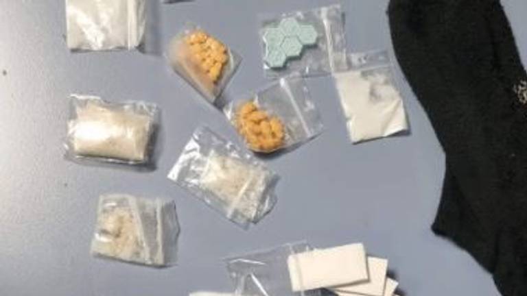 De drugs die de man in z'n sok had verstopt (foto: Instagram wijkagenten Vaartbroek).