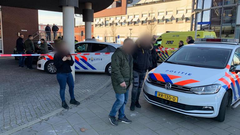 De politie in actie na de steekpartij aan de Crabethstraat in Eindhoven (archieffoto: Dave Hendriks).