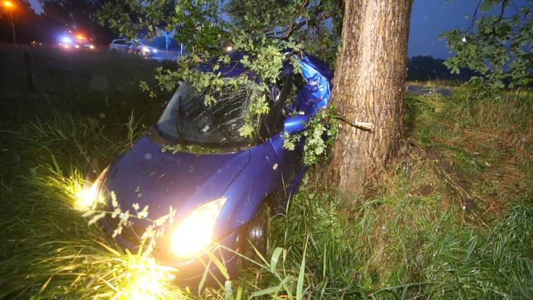 De auto belandde in een sloot (foto: Bart Meesters / SQ Vision).