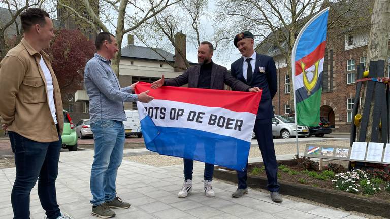 Veteranen overhandigen een 'goede' Nederlandse vlag aan ZLTO (foto: Rochelle Moes).