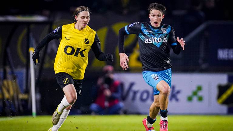 De twee doelpuntenmakers, Elías Már Ómarsson (NAC) en Juho Talvitie (Heracles, rechts), jagen op de bal (foto: Orange Pictures).