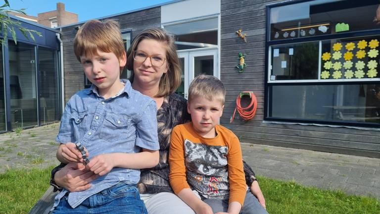 Raimonda met haar twee zoontjes op de speelplaats van de Madelief (foto: Collin Beijk).