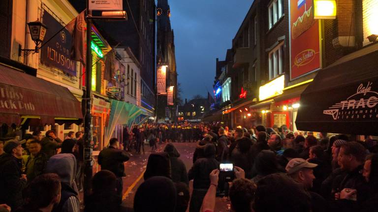 Het was enorm druk toen er een vuurwerkbom werd gegooid (foto: Ferenc Triki).