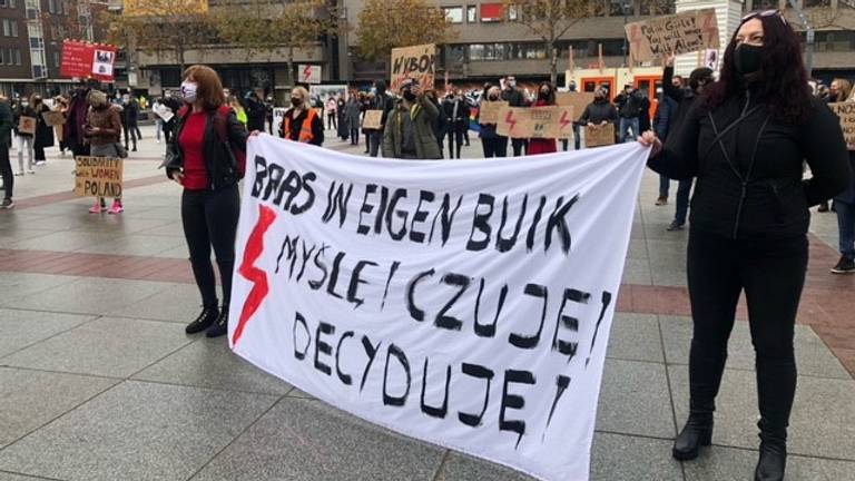 Demonstratie tegen abortuswet in Polen op het Stadhuisplein in Polen (Foto: Jan Waalen). 