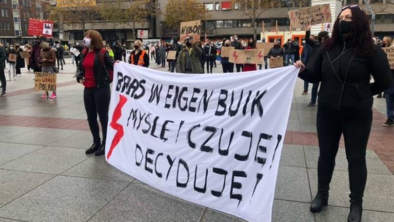 Honderdvijftig Polen Protesteren In Eindhoven Tegen Abortuswet In Thuisland Omroep Brabant