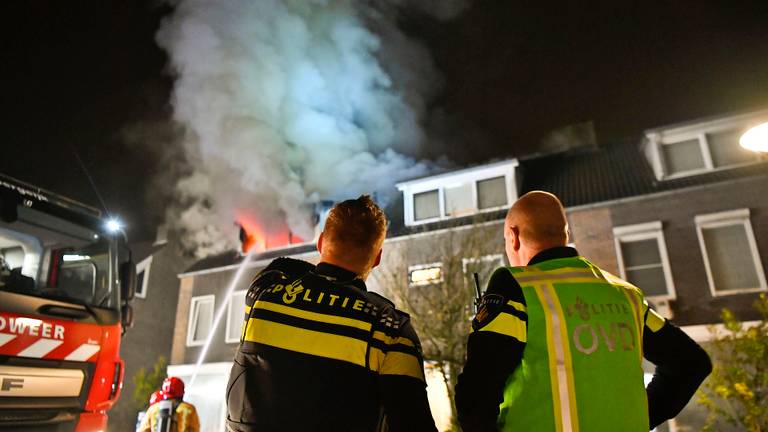 Huis onbewoonbaar na brand, buurman ontdekt het vuur en wekt gezin