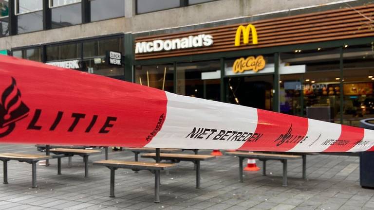 De McDonald's-zaak en de directe omgeving werden afgesloten (foto: Rijnmond).