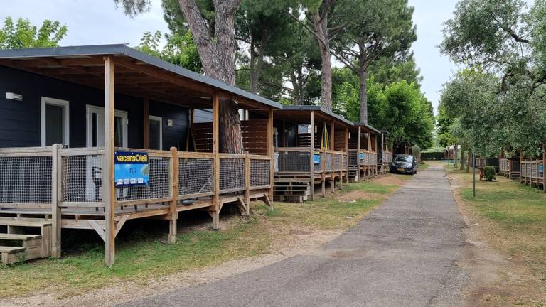 Een straat lege chalets van Vacansoleil aan het Gardameer in Italië (foto: Omroep Brabant).