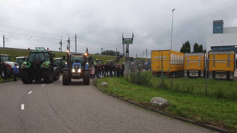 Boeren verzamelen zich bij het distributiecentrum (Foto: Twitter @Hoeve_Burglust).