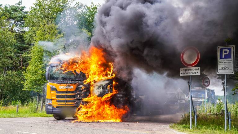 De brandende vrachtwagen in Oirschot (foto: Dave Hendriks/SQ Vision Mediaprodukties).