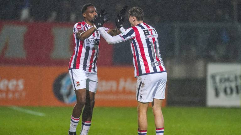 Elton Kabangu (links) wordt gefeliciteerd na zijn snelle doelpunt voor Willem II door ploeggenoot Ringo Meerveld (foto: Orange Pictures).