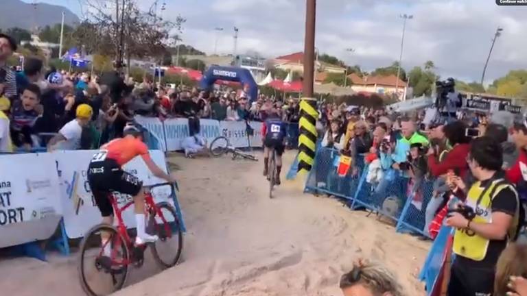 Mathieu van der Poel raakte een paal aan de zijkant van het parcours en viel (foto: X/Pablo Jiménez del Rio).