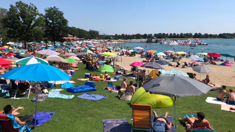 Topdrukte bij recreatieplas Hemelrijk in Volkel (foto: René van Hoof).