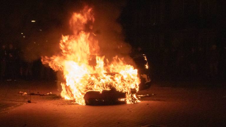 De autobrand in Veen (foto: Jurgen Versteeg/SQ Vision).