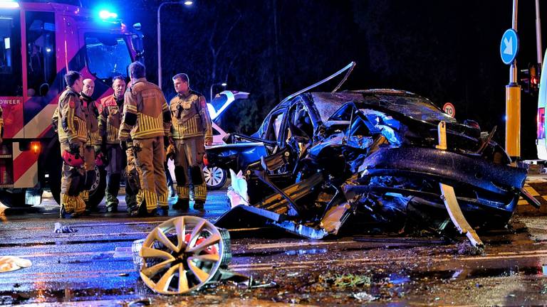 De zwaar beschadigde wagen (foto: SQ Vision).