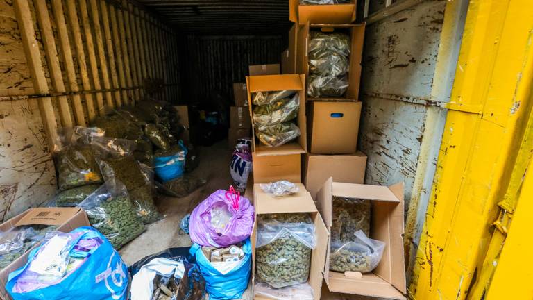 Inval bij coffeeshop: honderden kilo’s drugs en geld gevonden