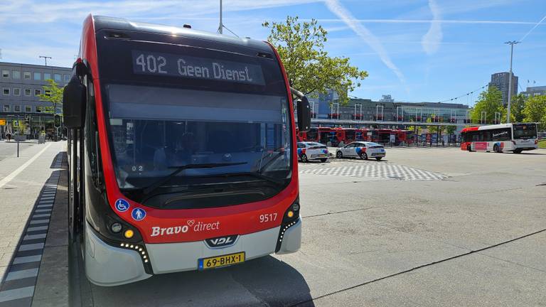Een bus die geen dienst heeft op station Eindhoven (foto: Collin Beijk)
