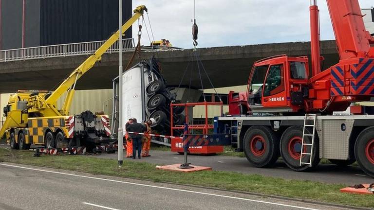 De berging van de vrachtwagen die van het viaduct op de A4 reed (foto: Rijkswaterstaat).