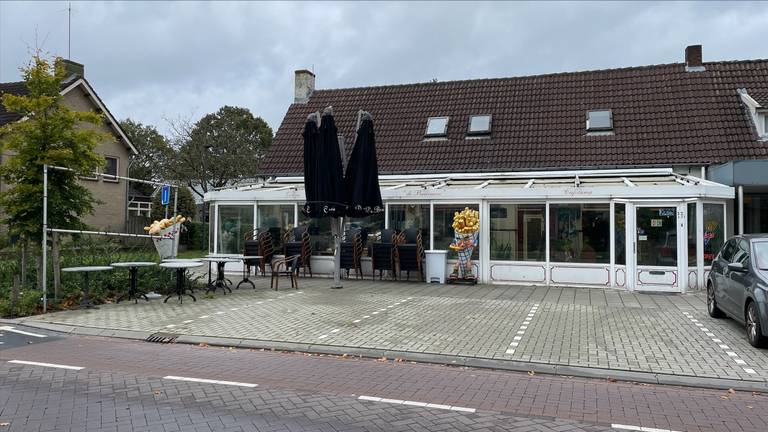 De overval vond zaterdagavond plaats bij cafetaria en eethuis De Buurman aan de Oudedijk in Odiliapeel (foto: Rochelle Moes).