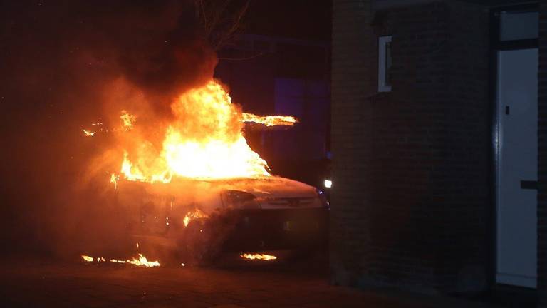 Eén van de auto's die in vlammen opging in de dakdekkersoorlog (foto: SQ Vision).