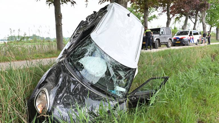De gestrande auto (foto: Perry Roovers/Persbureau Heitink).