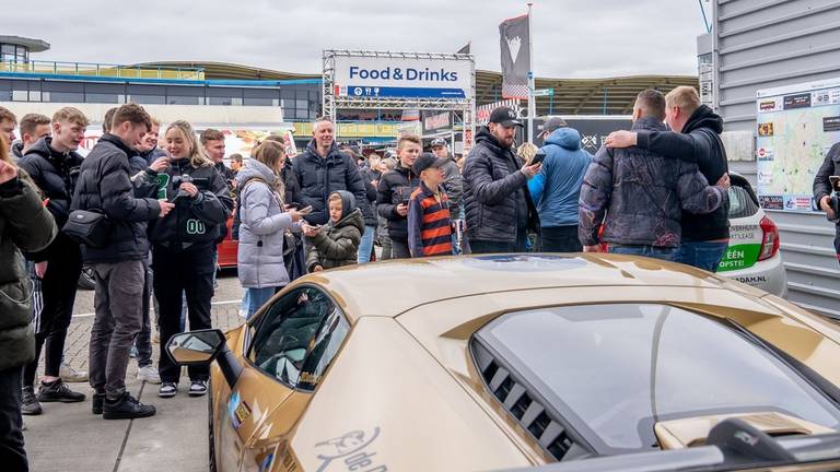 De auto's werden vernield tijdens het evenement Hart voor Auto's (foto: RTV Drenthe/Kim Stellingwerf).