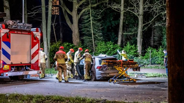 Het ongeluk in Tilburg gebeurde rond tien uur zondagavond (foto: Jack Brekelmans/SQ Vision).