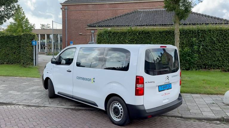 Een busje van Connexxion dat kinderen komt ophalen.