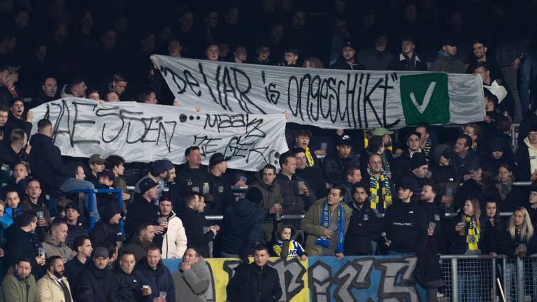 Supporters van RKC Waalwijk voerden actie tegen de VAR (foto: Joris Verwijst/Orange Pictures).