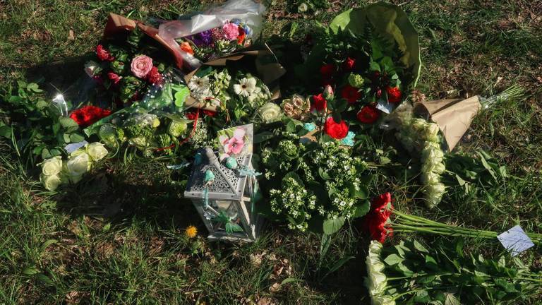 Bloemen bij de plek waar Rik van der Rakt omkwam (foto: archief).