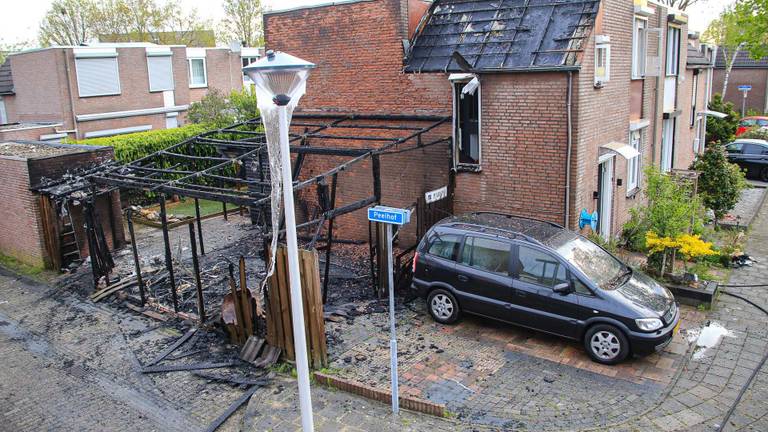 De schade aan het huis aan het Peelhof in Helmond is aanzienlijk (foto: Harrie Grijseels/SQ Vision)