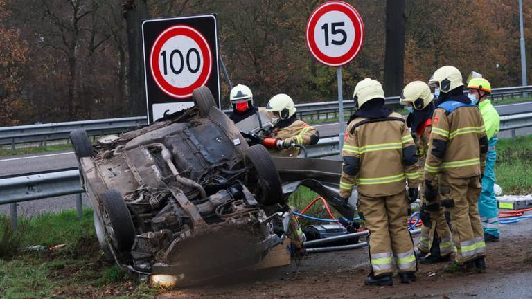 De auto vloog over de kop (foto: Gabor Heeres/SQ Vision Mediaprodukties).