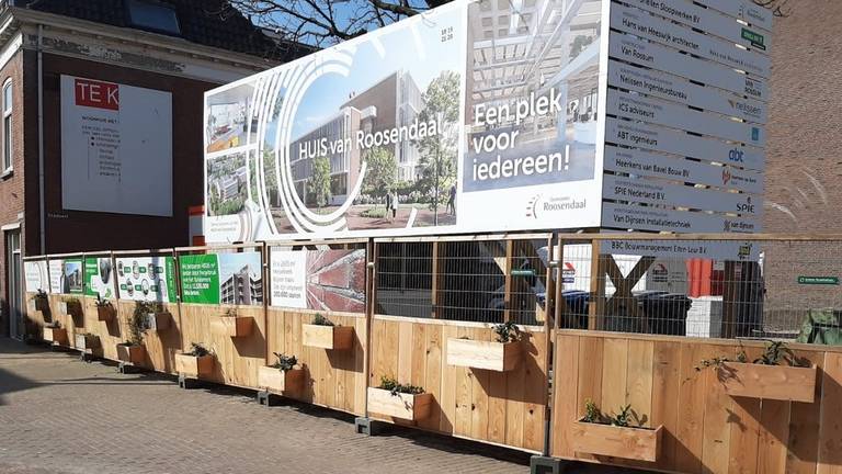 Achter de groene bouwhekken wordt druk gewerkt aan het nieuwe stadskantoor. (Foto: Gemeente Roosendaal)