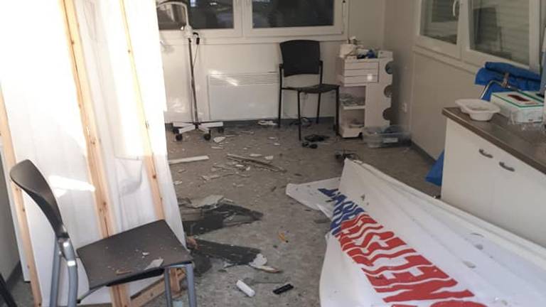 De coronasneltestlocatie in Beek en Donk is verwoest (foto: Facebook politie Gemert).