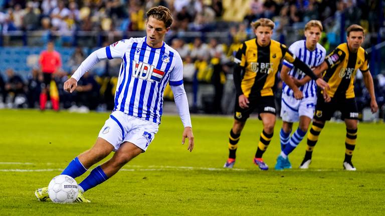 Boris van Schuppen scoorde tegen Vitesse vanaf de strafschopstip (foto: Rene Nijhuis/Orange Pictures).