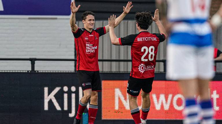 Martijn Kaars  van Helmond Sport viert zijn doelpunt met Mees Kreekels (Foto: Orange Pictures)