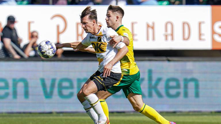 Moreno Rutten in duel tijdens ADO - NAC (Foto: OrangePictures)