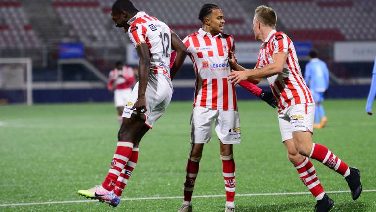 Kyvon Leidsman (nr. 12) viert zijn doelpunt tegen Jong PSV (Foto: Orange Pictures). 